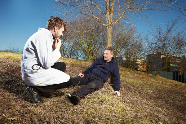 Older Man Felt While Running Park Paramedic Examining Him Field — Stock Photo, Image