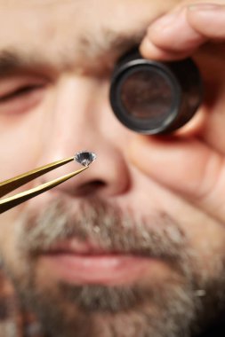 Pirinç cımbız mücevher izlerken eski stil elmas kaçakçısı