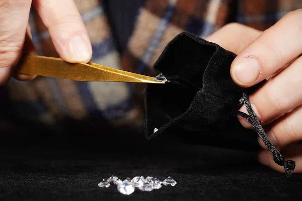 古いスタイルのダイヤモンドの密輸業者チェックと宝石を数える — ストック写真
