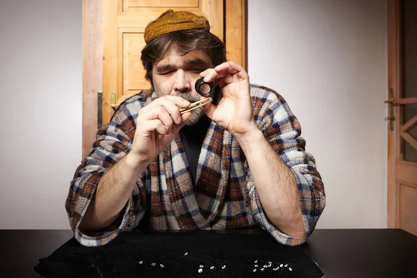 Contrabandista Diamantes Estilo Antiguo Observando Pureza Las Gemas Terminadas —  Fotos de Stock