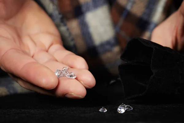 Entrega Diamantes Brillantes Listos Para Contrabando Bolsa Terciopelo Negro —  Fotos de Stock