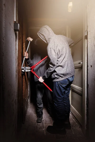 Zwei Jugendliche Einbrecher Brechen Mit Zoll Bolzenschneider Keller Ein — Stockfoto