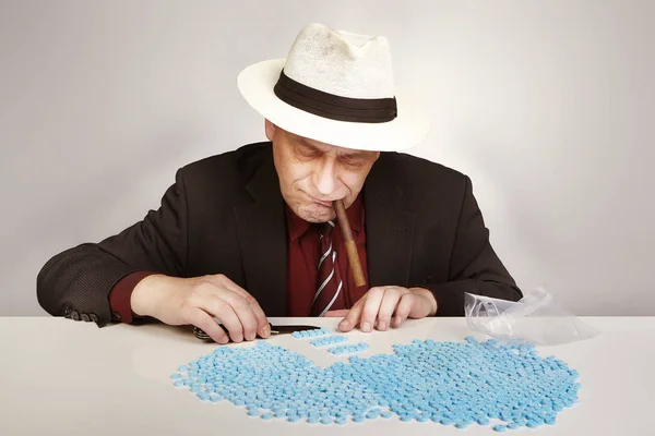 Older Dealer Mdma Drugs Counting Packing Pills — Stock Photo, Image