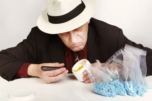 Oudere Dealer Van Mdma Drugs Houden Veel Pillen — Stockfoto
