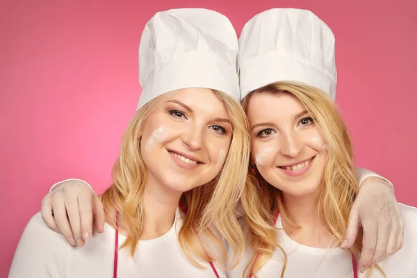 Trevlig Blond Tvillingar Baka Kakor Poserar För Dubbelporträtt — Stockfoto