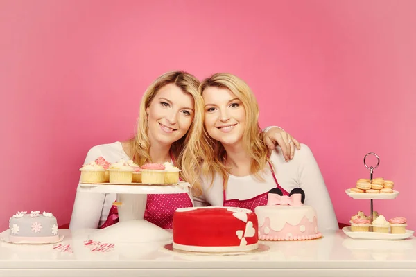 Nice Blonde Twins Baking Cakes Posing Sweets Table — Stock Photo, Image