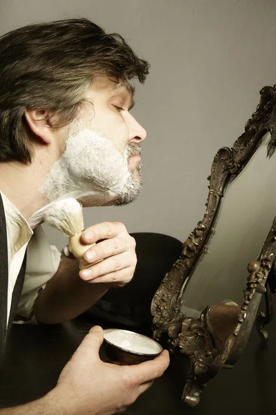 Hombre Estilo Anterior Guerra Aplicando Crema Para Hacer Espuma Barba — Foto de Stock