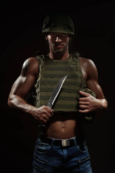 Muscle Hero Man Tactical Vest Helmet Armed Survival Knife — Stock Photo, Image