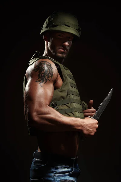 Hombre Héroe Muscular Chaleco Táctico Casco Armado Con Cuchillo Supervivencia —  Fotos de Stock