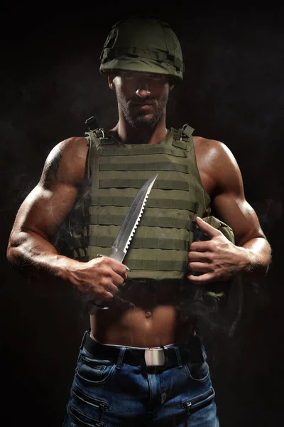 Muscle Hero Man Tactical Vest Helmet Armed Survival Knife — Stock Photo, Image