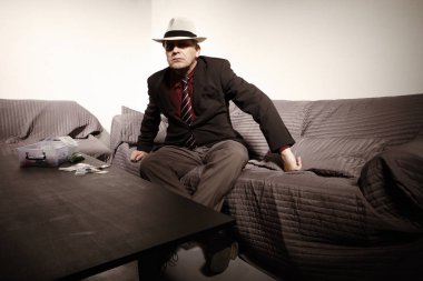 Suç adam saklandığı yeri polis tarafından sürpriz ziyaret