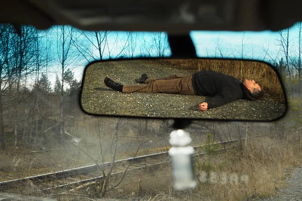 Человек Вторичной Дороге Сбитый Машиной Замечен Зеркале Заднего Вида Водителя — стоковое фото