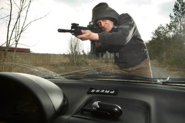 Silah silahlı adam hooden gömlekli tarafından tozlu ikincil yolda araba durdu