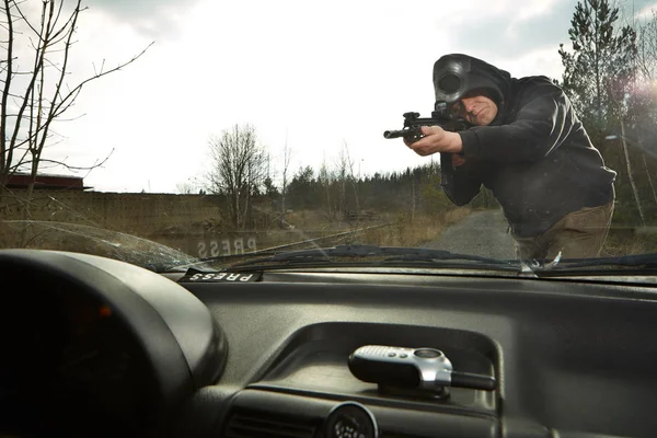 Vůz Zastavil Prašné Cestě Sekundární Zbraň Ozbrojený Muž Košili Hooden — Stock fotografie