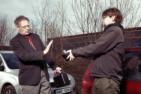 Helping Driver Refusing Money Other Man Reserve Gasoline — Stock Photo, Image