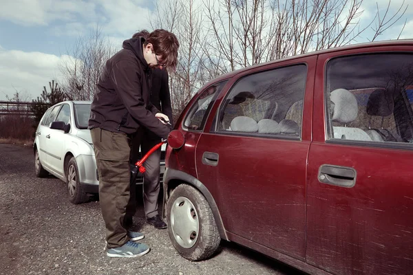 Conductor Llenando Tanque Vacío Con Colegas Gasolina Lata Reserva —  Fotos de Stock