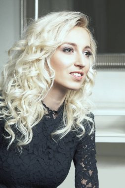 Yatak odasında seksi fotoğraflar için poz güzel sarışın Bayan