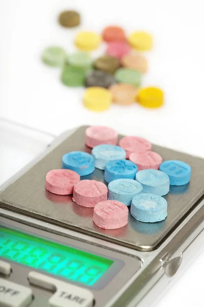 Pastillas Drogas Sintéticas Mdma Pequeña Escala Digital — Foto de Stock