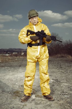 Ucube silahlı adam korkmuş-in sarı genel belirgin manzara gidiş atom Savaşı