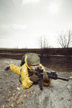 Ucube silahlı adam korkmuş-in atom Savaşı'nda bazı hedefe işaret eden sarı genel 