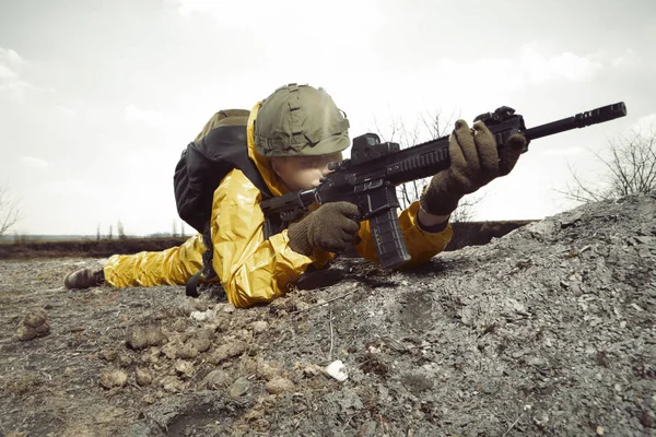 Freak Gunman Afraid Atomic War Yellow Overall Pointing Some Target — Stock Photo, Image