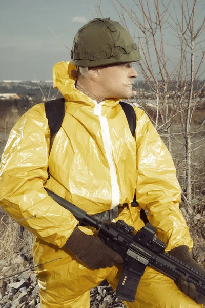 Freak Gunman Afraid Atomic War Yellow Overall Going Noticeably Landscape — Stock Photo, Image