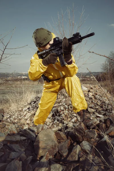 Freak Gunman Afraid Atomic War Yellow Overall Pointing Some Target — Stock Photo, Image