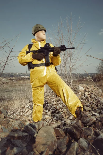 Freak Gunman Afraid Atomic War Yellow Overall Going Noticeably Landscape — Stock Photo, Image