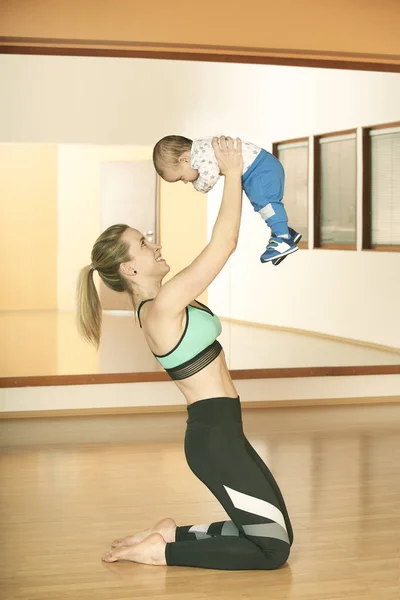 Jovem Mulher Fitness Exercitando Com Seu Filho Bebê — Fotografia de Stock