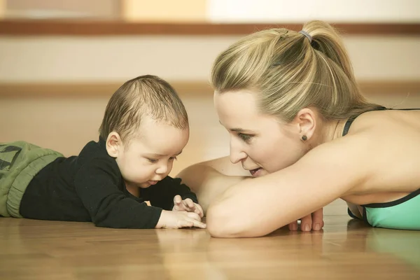 Detail Young Fitness Woman Exercising Her Infant Son — Stock Photo, Image