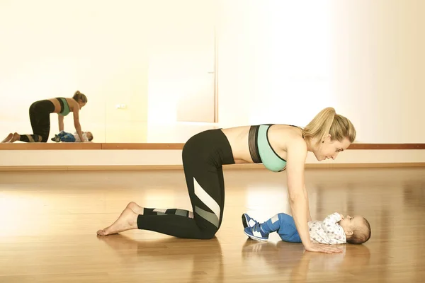 Espelhando Jovem Mulher Fitness Exercitando Com Seu Filho Bebê — Fotografia de Stock