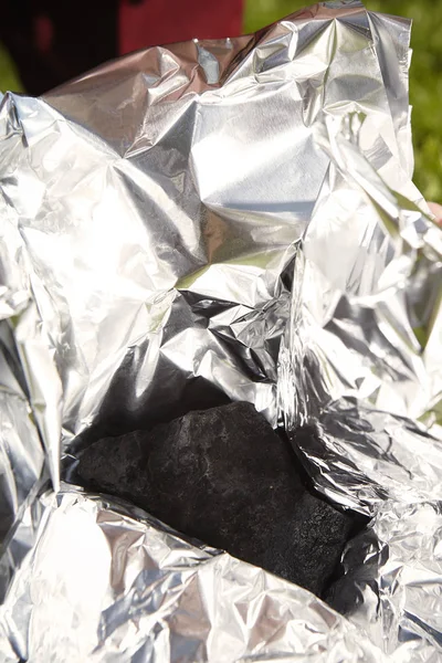Homem Embalando Meteorito Encontrado Prado Primavera Para Folha Alumínio — Fotografia de Stock