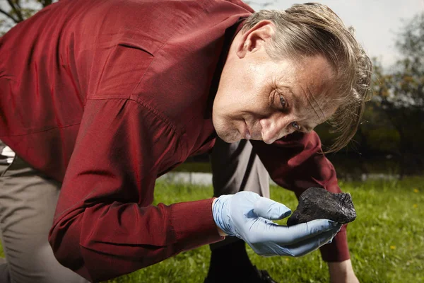 Mężczyzna Szuka Spadający Meteoryt Szczęśliwy Znaleźć Wiosna Łąka — Zdjęcie stockowe