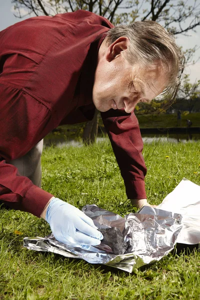 Homme Emballant Météorite Trouvée Sur Prairie Printanière Sur Feuille Aluminium — Photo