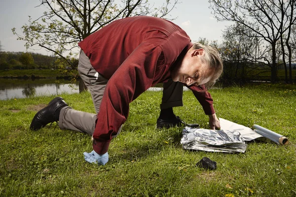Hombre Buscando Meteorito Cayendo Hecho Feliz Encontrar Pradera Primavera —  Fotos de Stock