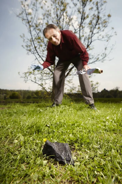 Hombre Buscando Meteorito Cayendo Hecho Feliz Encontrar Pradera Primavera — Foto de Stock