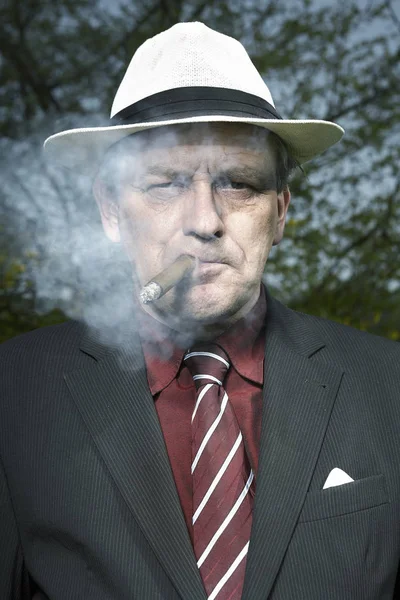 Плохой Злой Человек Мафиозном Стиле Курит Сигару Открытом Воздухе — стоковое фото