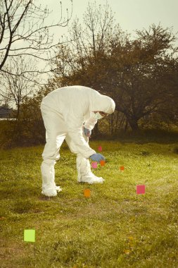 Kriminoloji uzmanı teknisyen Dna delilleri bayrakları ile arazide izlemeyi steril genel çalışma
