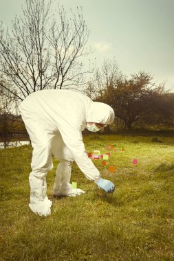Kriminoloji uzmanı teknisyen Dna delilleri bayrakları ile arazide izlemeyi steril genel çalışma