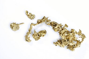 Altın parçaları ve arka plan üzerinde izole amaterur madenci, bulunan nuggets