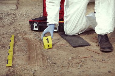 Crime scene Investigation - sol suç mahallinde yazdırmak otomobil lastiği keşfetmek