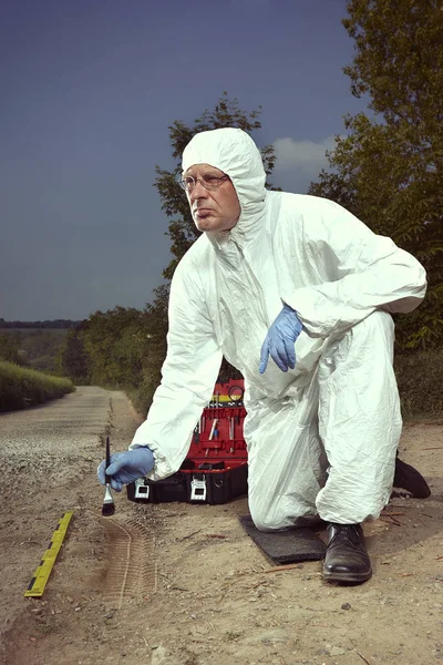 Crime Scene Investigation Exploring Car Tire Print Left Crime Scene — Stock Photo, Image