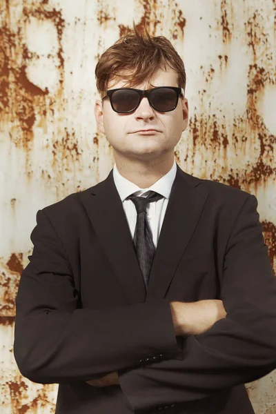 Man Suit Glasses Posing Rusty Wall — Stock Photo, Image