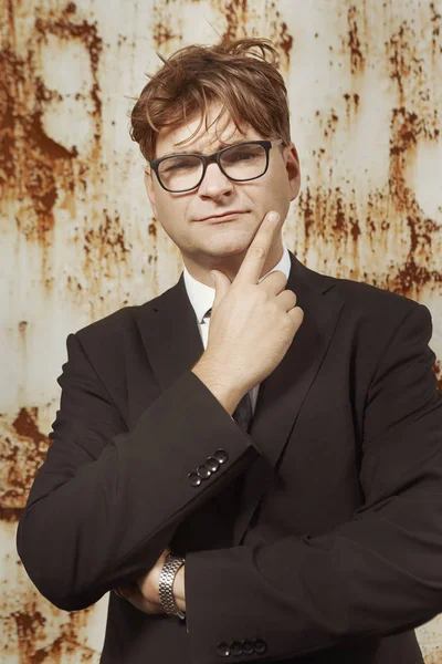 Man Suit Glasses Posing Rusty Wall — Stockfoto