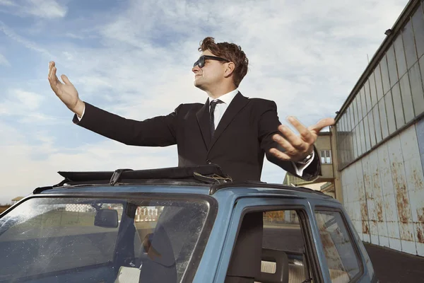 Hombre Traje Negro Haciendo Gestos Encantador Coche Retro —  Fotos de Stock