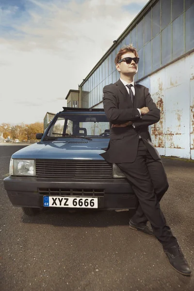 Egy Fekete Öltönyös Férfi Pózol Szép Retro Autójával — Stock Fotó