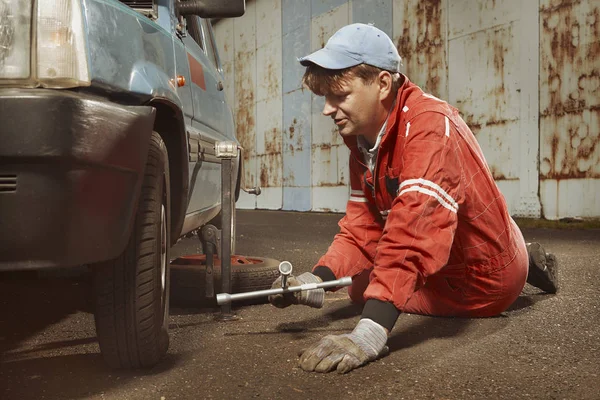 Cute Man Red Overall Tunning His Lovely Retro Car — Stock Photo, Image