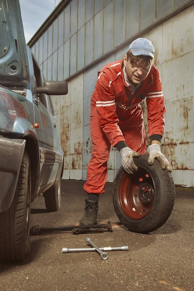 Cute Man Red Overall Tunning His Lovely Retro Car — Stock Photo, Image