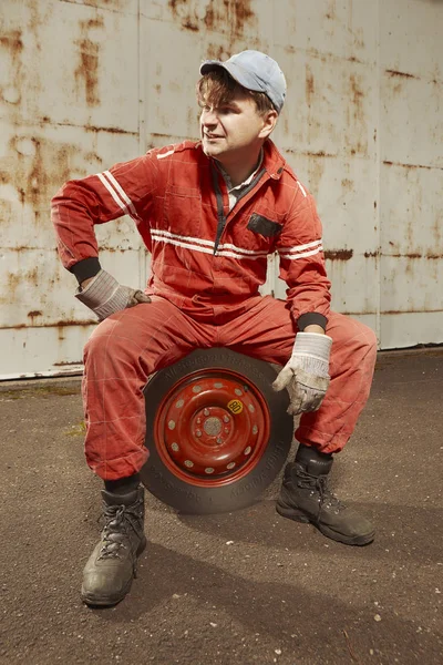 Симпатичный Мужчина Красном Целом Тюнинг Прекрасный Ретро Автомобиль — стоковое фото