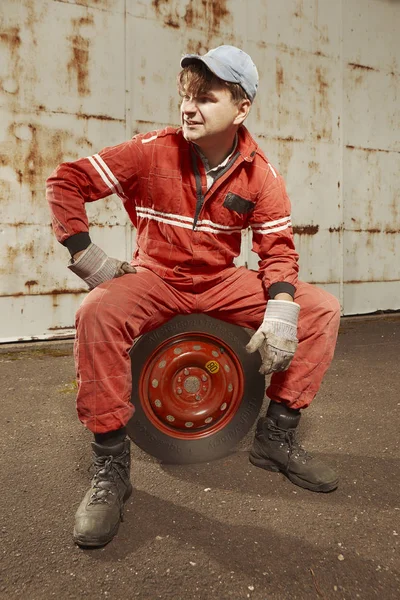 Cute Man Red Overall Tunning His Lovely Retro Car — Stock Photo, Image